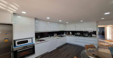 Propriedade com 2 casas tipologia T2 cada, na Madalena 600m da praia com piscina