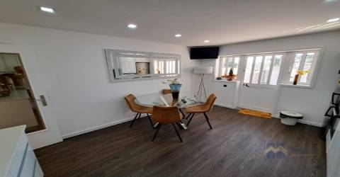 Propriedade com 2 casas tipologia T2 cada, na Madalena 600m da praia com piscina