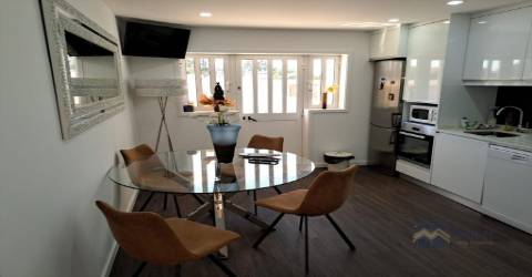 Propriedade com 2 casas tipologia T2 cada, na Madalena 600m da praia com piscina