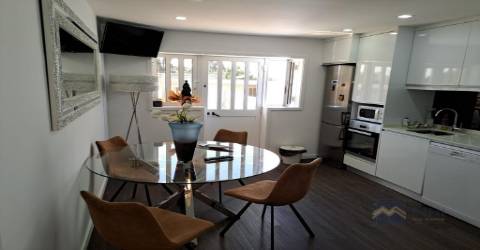 Propriedade com 2 casas tipologia T2 cada, na Madalena 600m da praia com piscina