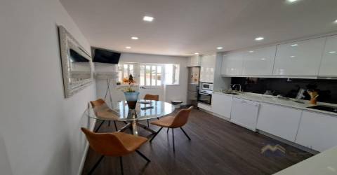 Propriedade com 2 casas tipologia T2 cada, na Madalena 600m da praia com piscina