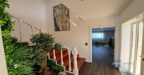 Propriedade com 2 casas tipologia T2 cada, na Madalena 600m da praia com piscina