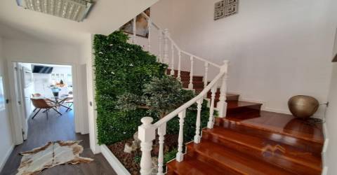 Propriedade com 2 casas tipologia T2 cada, na Madalena 600m da praia com piscina