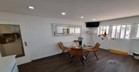 Propriedade com 2 casas tipologia T2 cada, na Madalena 600m da praia com piscina