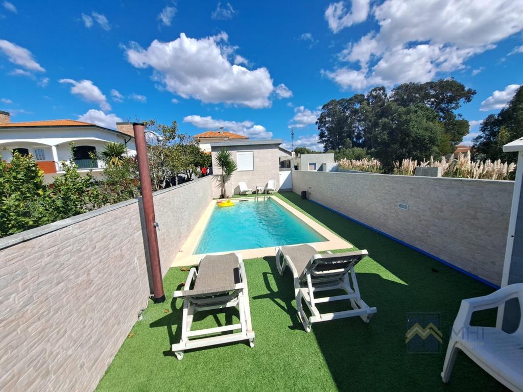 Propriedade com 2 casas tipologia T2 cada, na Madalena 600m da praia com piscina