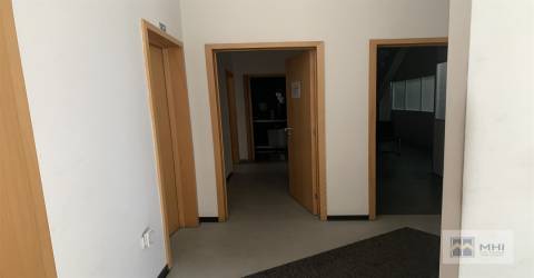 Excelente Armazém em Olival