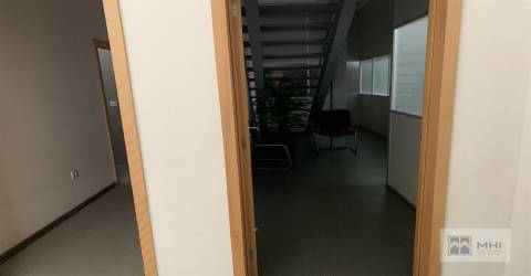 Excelente Armazém em Olival