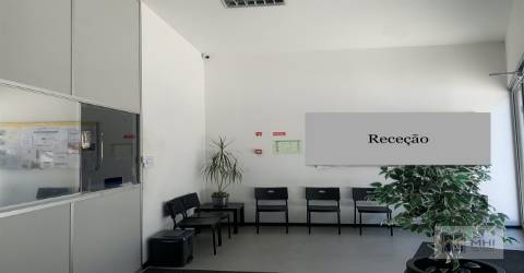 Excelente Armazém em Olival