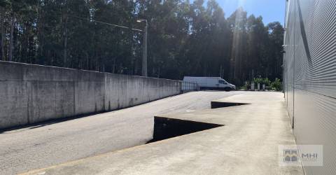 Excelente Armazém em Olival