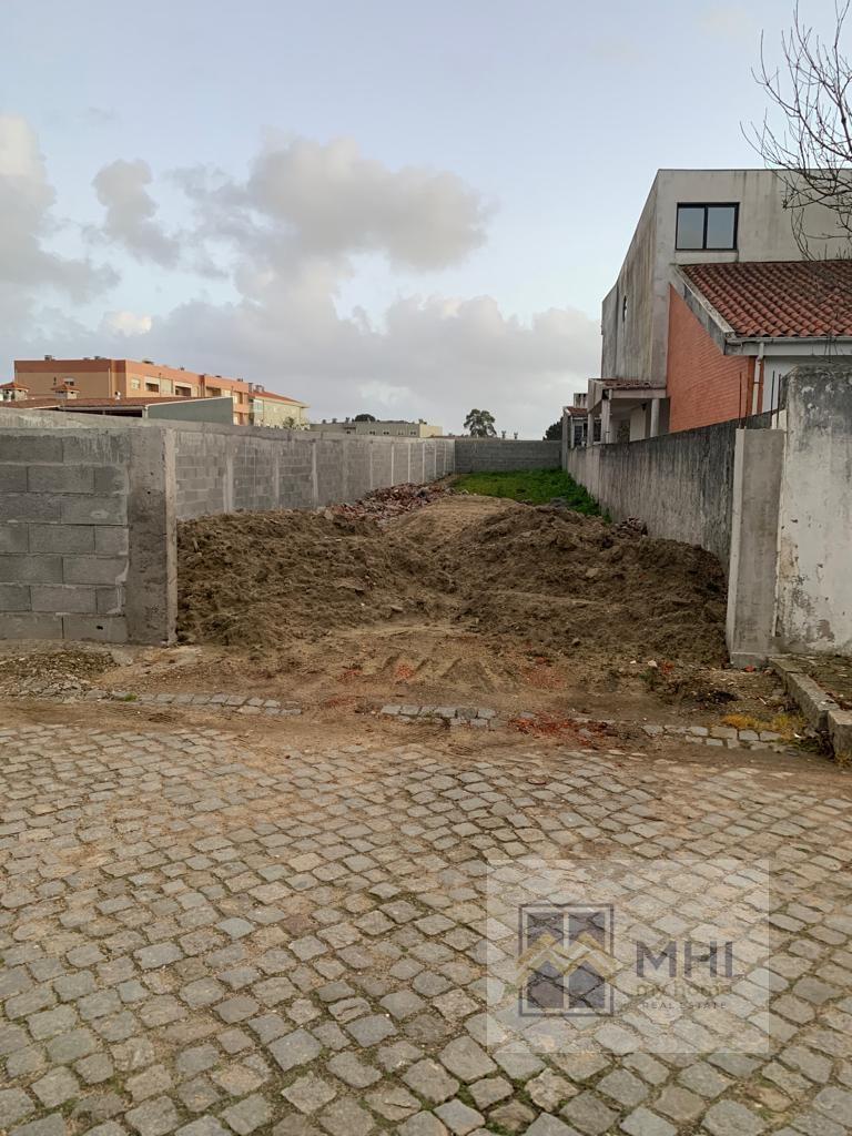 Excelente terreno a 400 m da praia da  Madalena  para construção de uma moradia T5