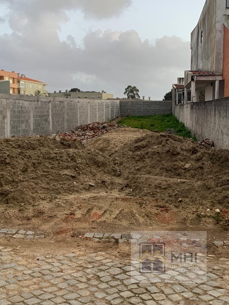 Excelente terreno a 400 m da praia da  Madalena  para construção de uma moradia T5