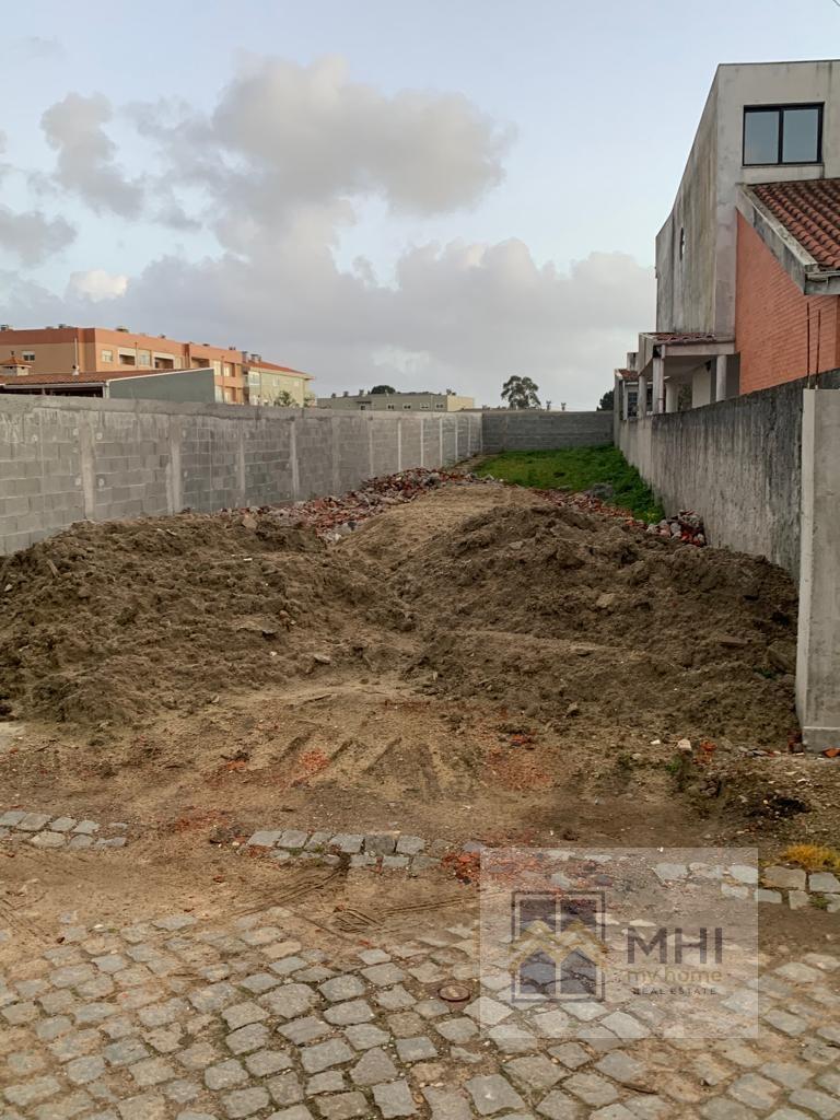 Excelente terreno a 400 m da praia da  Madalena  para construção de uma moradia T5