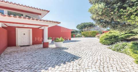 Moradia T6  com piscina no prestigiado aldeamento da  Penha Longa