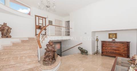 Moradia T6  com piscina no prestigiado aldeamento da  Penha Longa