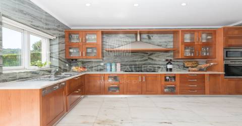 Moradia T6  com piscina no prestigiado aldeamento da  Penha Longa