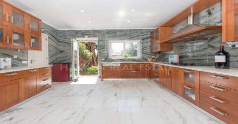 Moradia T6  com piscina no prestigiado aldeamento da  Penha Longa