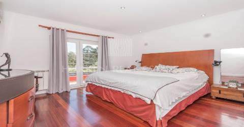 Moradia T6  com piscina no prestigiado aldeamento da  Penha Longa