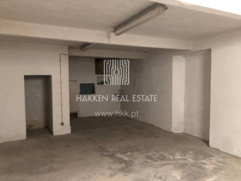 Loja com 128m2 nas Arcadas do Estoril