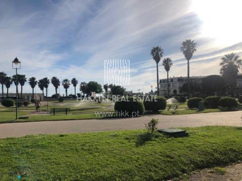 Loja com 128m2 nas Arcadas do Estoril