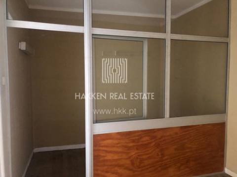 Loja com 128m2 nas Arcadas do Estoril