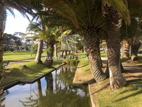 Loja com 128m2 nas Arcadas do Estoril