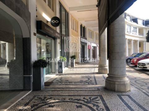 Loja com 128m2 nas Arcadas do Estoril