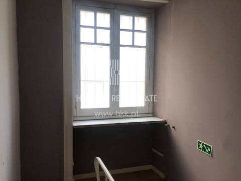 Loja com 128m2 nas Arcadas do Estoril