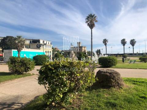 Loja com 128m2 nas Arcadas do Estoril