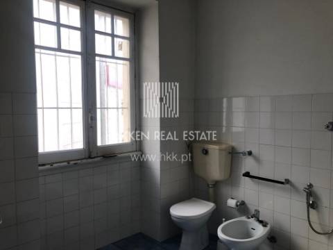 Loja com 128m2 nas Arcadas do Estoril