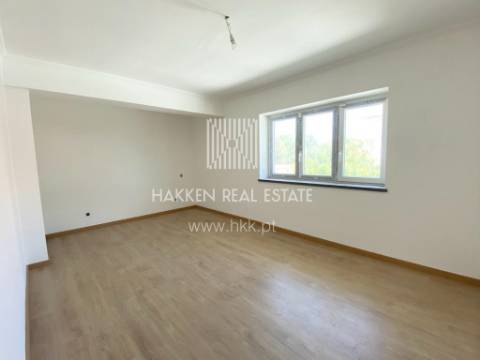 Moradia T4 Remodelada em São João do Estoril