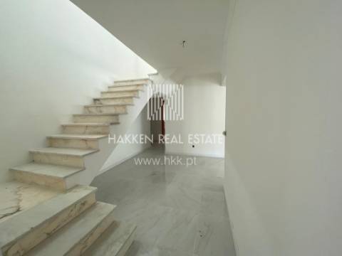 Moradia T4 Remodelada em São João do Estoril