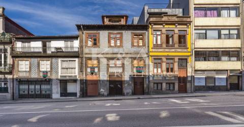 Dois prédios no centro do Porto