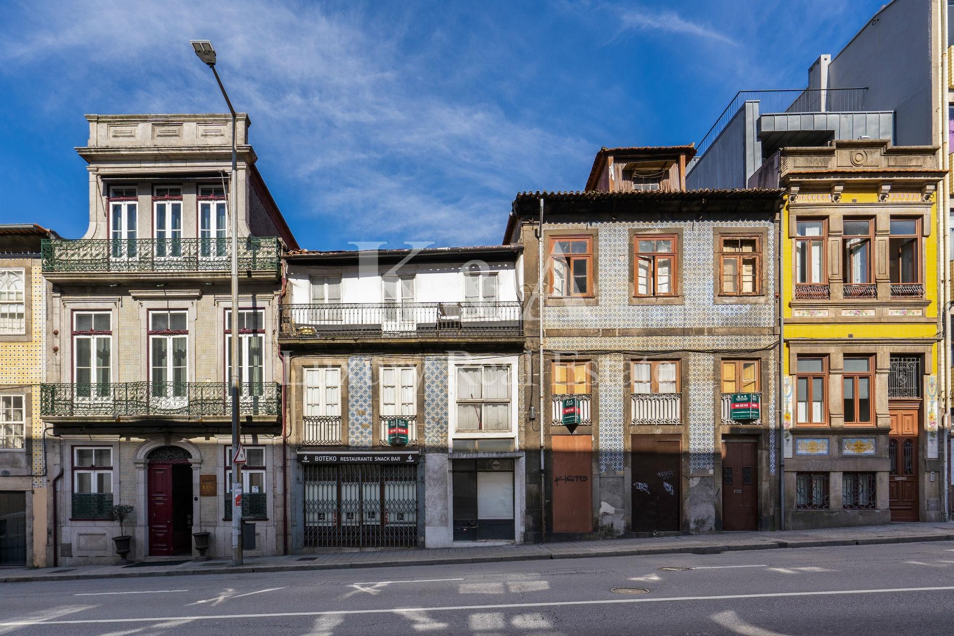 Dois prédios no centro do Porto