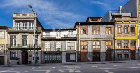 Dois prédios no centro do Porto