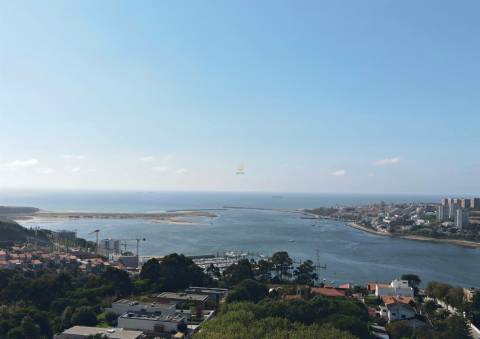 Apartamento T4 de Luxo, varanda panorâmica com vistas de Rio e Mar! Junto a Marginal do Rio Douro!