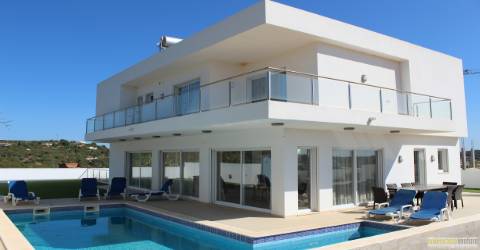 Moradia Isolada T4 em construção, a poucos minutos de Lagos