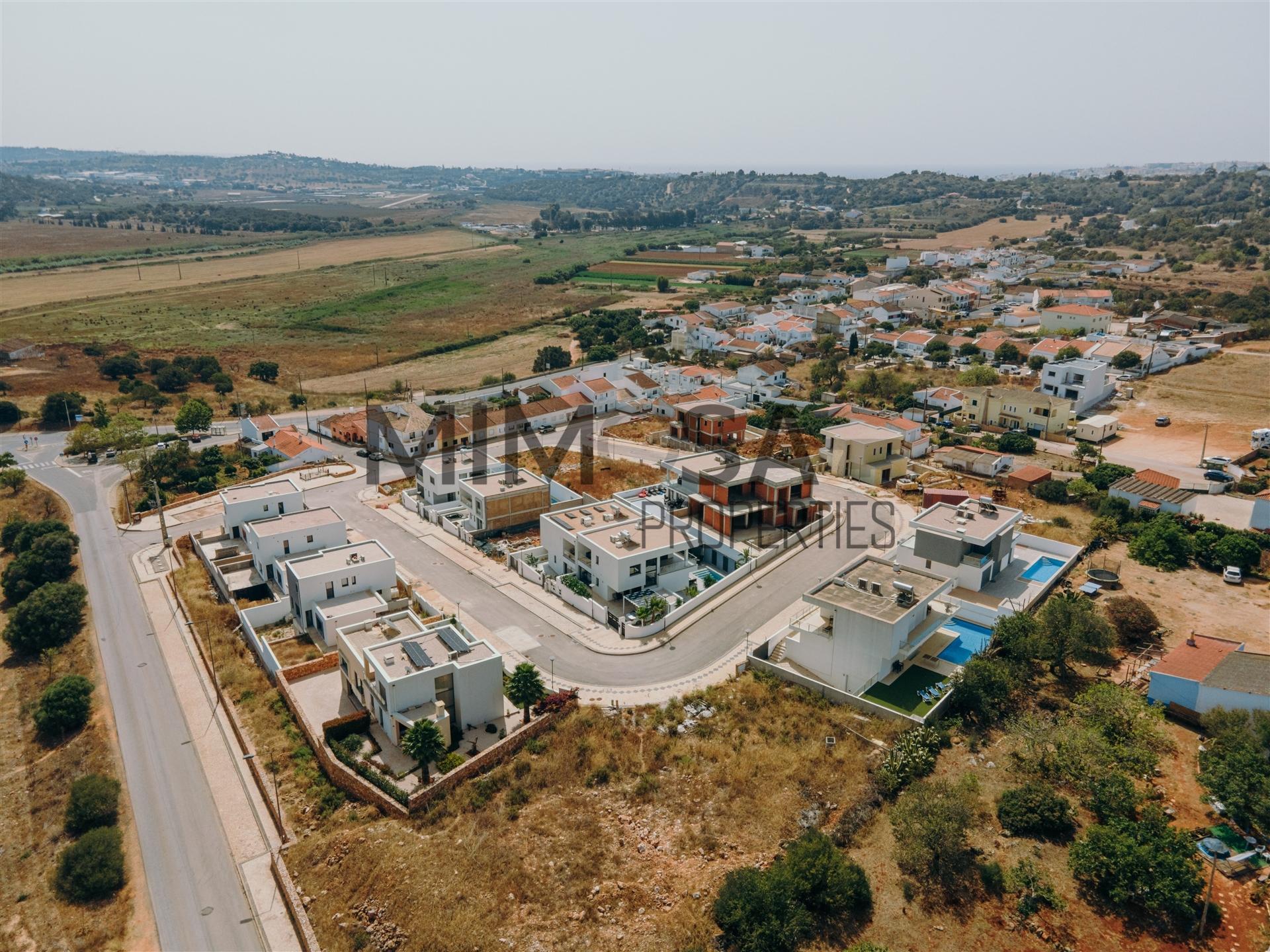 Magnifica moradia de quatro quartos em construção nos arredores de Lagos