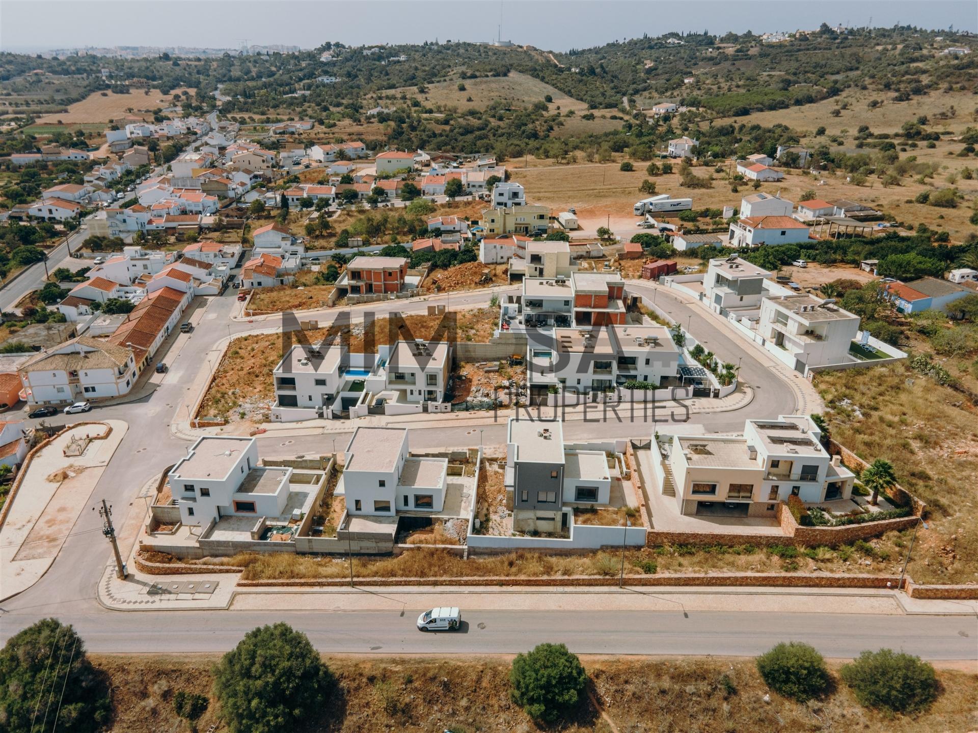 Magnifica moradia de quatro quartos em construção nos arredores de Lagos