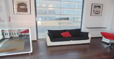 Loja equipada para cabeleireiro em zona nobre de Lagos