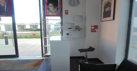 Loja equipada para cabeleireiro em zona nobre de Lagos