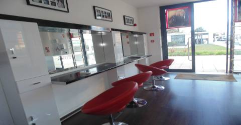 Loja equipada para cabeleireiro em zona nobre de Lagos