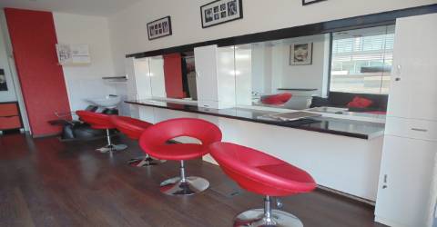 Loja equipada para cabeleireiro em zona nobre de Lagos