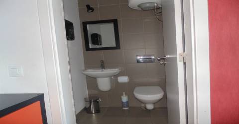 Loja equipada para cabeleireiro em zona nobre de Lagos