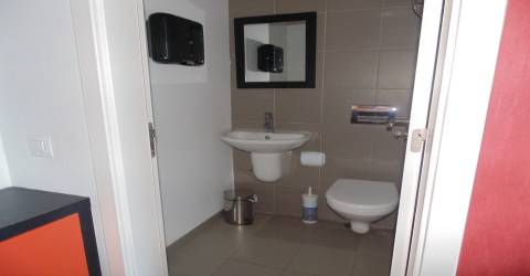 Loja equipada para cabeleireiro em zona nobre de Lagos