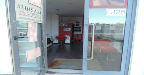 Loja equipada para cabeleireiro em zona nobre de Lagos