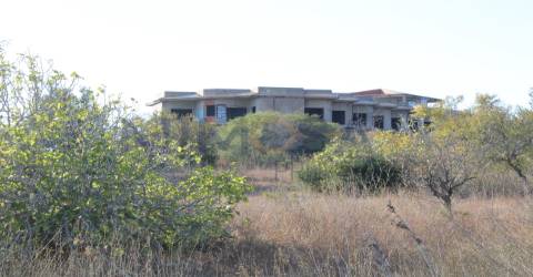 Fantástico terreno com início de construção hoteleira