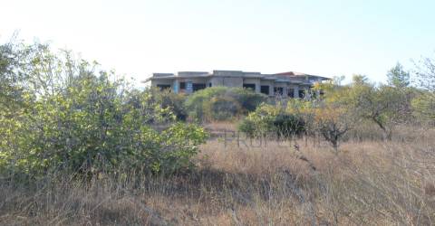 Fantástico terreno com início de construção hoteleira