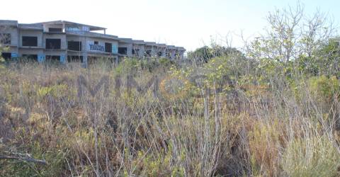 Fantástico terreno com início de construção hoteleira