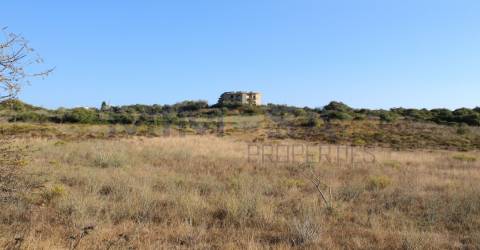 Fantástico terreno com início de construção hoteleira