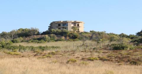 Fantástico terreno com início de construção hoteleira